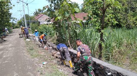 Untuk Lebih Dekat Dengan Masyarakat Anggota Posramil Pitu Bantu Warga