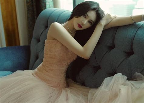 Vẻ ngoài cuốn hút của hot girl Hà Tĩnh tự tậu biêt thự 30 tỷ và siêu xe ở tuổi 22 Tạp chí