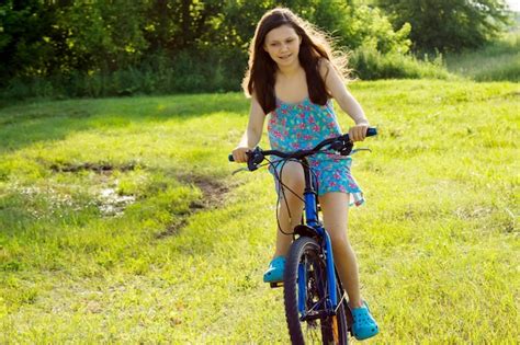 Adolescente Montando Bicicleta En El C Sped Foto Premium