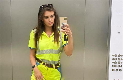 Vlaamse Ambulancier Lisa Moerman Doet Volgers Duizelen Met Prachtige Bikini En Lingeriefoto