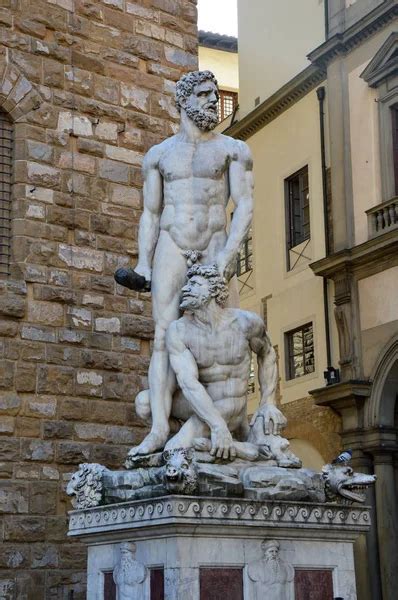 Estatua De H Rcules Y Caco Frente A La Entrada Del Palacio Palazzo