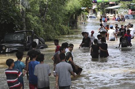 Las Inundaciones En Indonesia Causan Al Menos 21 Muertos Y Decenas De