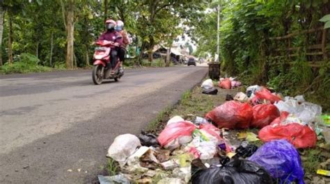 Warga Taktakan Keluhkan Sampah Berserakan Di Pinggir Jalan