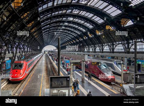 Das riesige Bogendach und Bahnsteige am Mailänder Hauptbahnhof