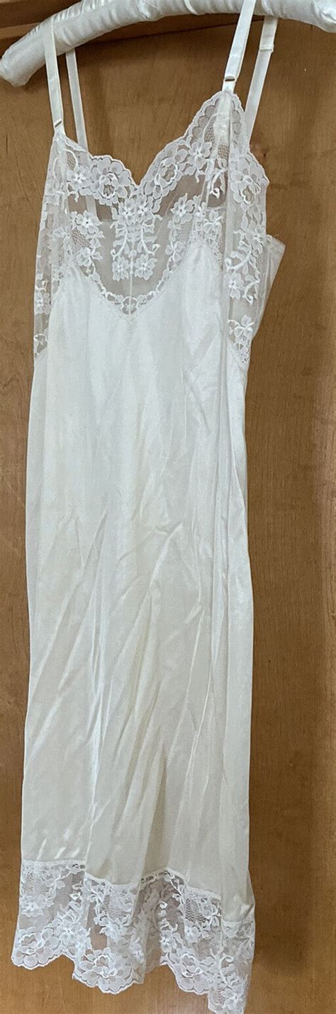 Vintage Komar Lingerie Full Slip Ivory 32 Average Lac Gem