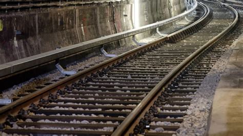 25 Jähriger verletzt sich an Stromschiene in U Bahn Tunnel Bahnblogstelle