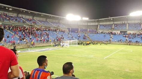 Un Muerto Y 3 Detenidos Tras Pelea Entre Hinchas Colombia N