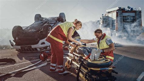 En La Escena Del Accidente De Tr Fico Param Dicos Salvando La Vida De