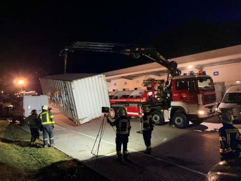 FF Steinabrückl Bergung eines umgekippten Fracht Containers