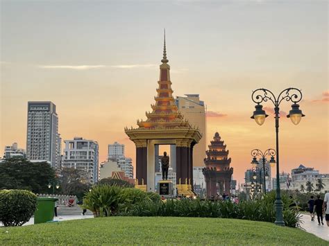 Independence Monument - IntoCambodia.org