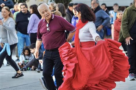 Organizan Un Gran Desfile Y Una Pe A Para Celebrar El De Mayo En