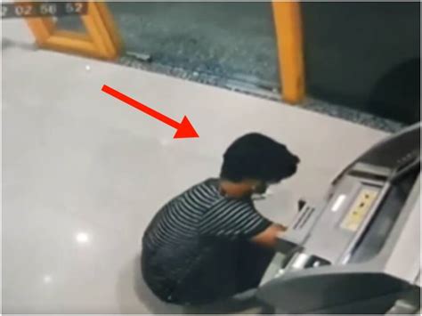 Agra Police Caught Miscreant Who Was Breaking Atm Machine Video Viral