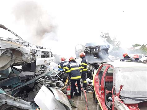 Foto Video Incendiu La Un Centru De Dezmembr Ri Auto Din Craiova