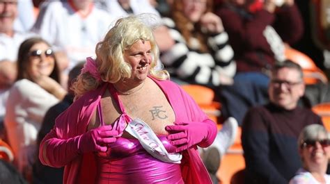 Usando Vestido E Peruca Torcedor Do Fulham Invade O Gramado E