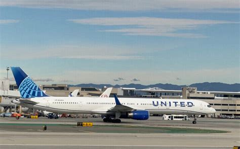 Avión de United Airlines pierde una rueda al despegar de LA