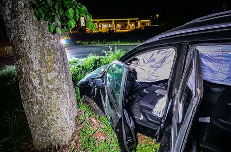 J Hriger Baut Unfall Im Kreisverkehr Und Fl Chtet