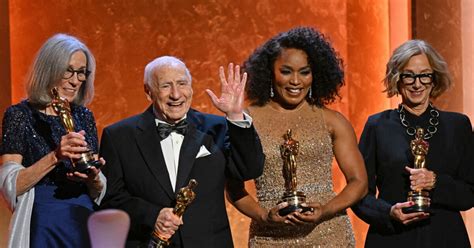 Star Gala Ehren Oscars für Angela Bassett und Mel Brooks krone at