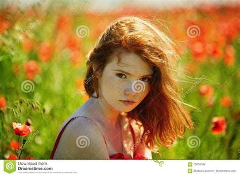 Menina Bonita De Cabelo Vermelha No Campo Da Papoila Foto De Stock