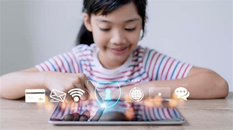 Sécurité des enfants en ligne Petite fille utilisant une tablette à la