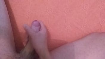 Chico joven pajeándose XVIDEOS