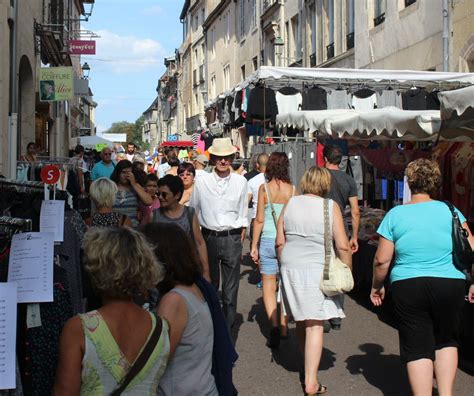 La Grande Braderie D Marre Timidement Malgr Le Temps Ensoleill