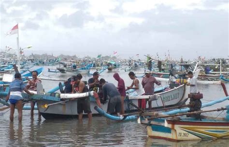 Cuaca Buruk Di Banyuwangi Satu Kapal Nelayan Rusak Dihantam Ombak