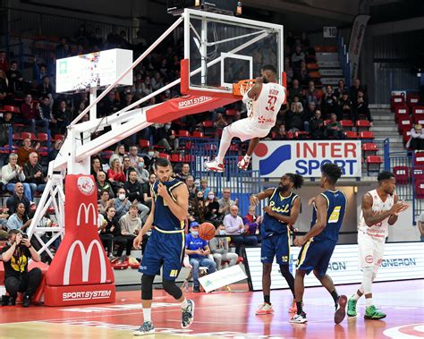 Basket ball Pro B SLUC Nancy poser dentrée les scellés à Gentilly