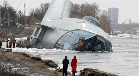 San Pietroburgo Nave Ristorante Affonda Nel Fiume Neva Era In Vendita