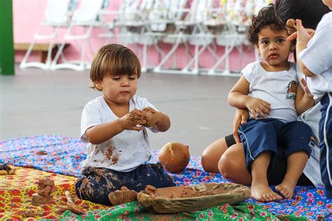 Brincadeiras Sensoriais Entre Descobertas E Desenvolvimento Nova Escola