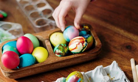 17 ideas fáciles bonitas y divertidas para decorar huevos de Pascua