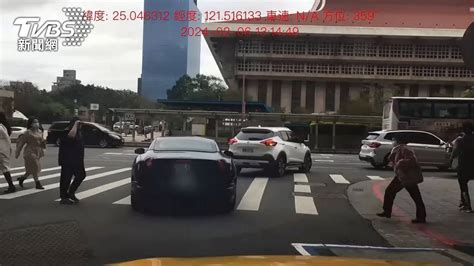 叭！豪車不讓人與嬰兒車搶道 警：可罰6千 Tvbs Line Today