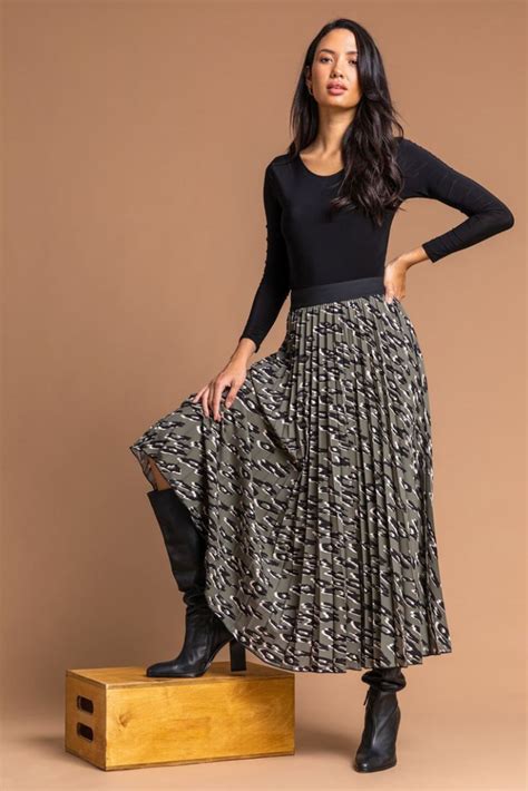 Unique and Stylish Pleated Skirt Outfits for Black Women - Hablr