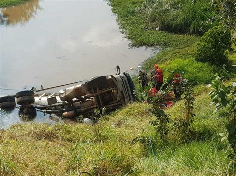 Motorista de caminhão pipa morre após veículo cair em lago Gazeta de