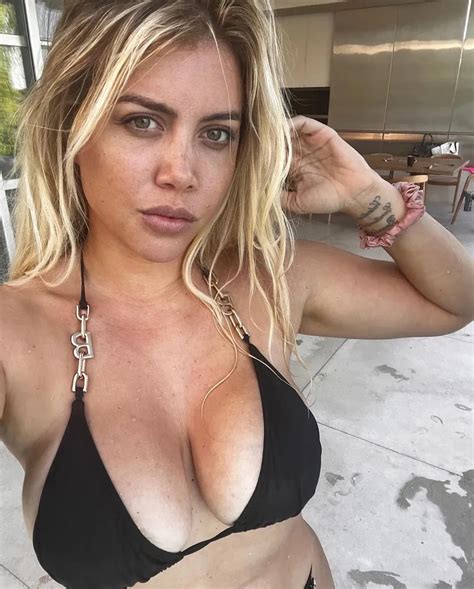 Wanda Nara A Cara Lavada Y Con Una Microbikini Negra Con Cadenas El