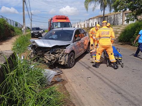 Homem Passa Mal E Bate Carro Em Mureta Do Aeroporto De Divinópolis