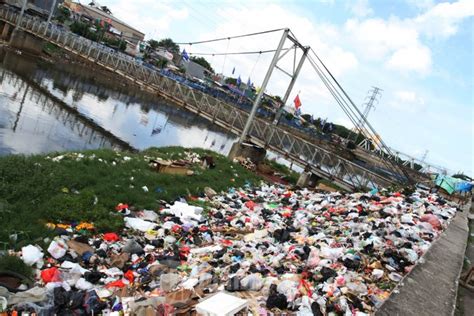 Sampah Menumpuk Dikali Banjir Kanal Barat Jakarta Foto 4 952621