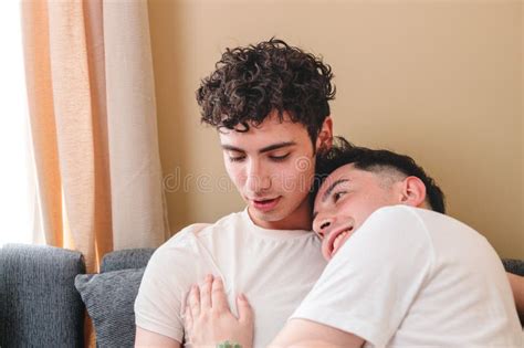 Gay Pärchen in Pajama Auf Dem Sofa Packen Und Einen Entspannenden Moment Aus Der Routine Teilen