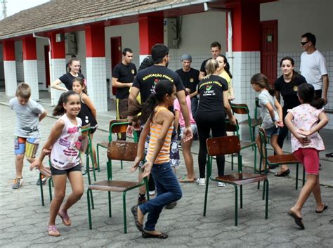 Educação Física leva atividades esportivas e de lazer para a Praça