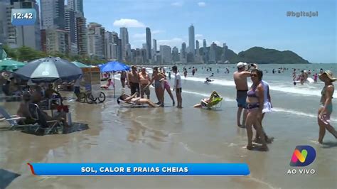 Sol e calor leva turistas e moradores de BC às praias