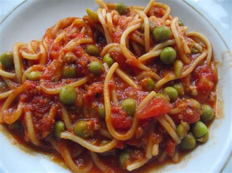 Spaghetti po bolońsku z groszkiem