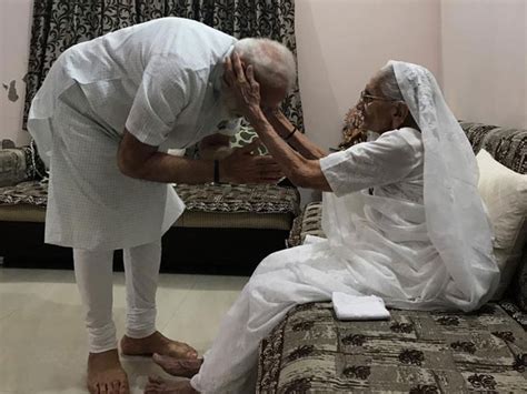 Pm Modi Visits Mother Heeraben In Gandhinagar