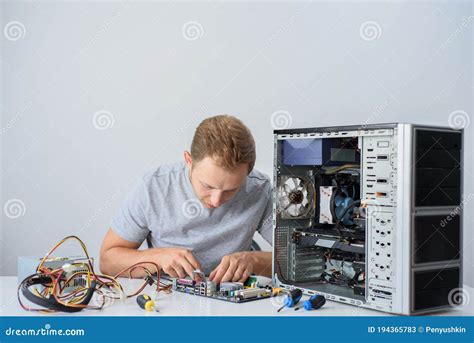 um homem consertando um computador imagem de stock imagem de