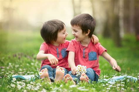 Petits Enfants Heureux Se Situant Dans L Herbe Aux Pieds Nus Aro De