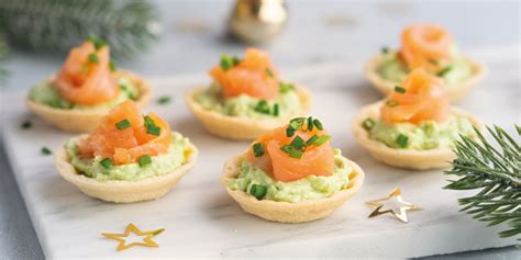 Canapés navideños con guacamole y salmón ahumado