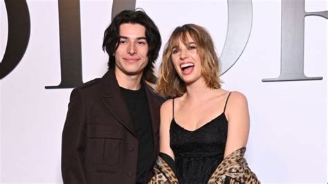 Is Maya Hawke A Lesbian Here Are Some Shocking Facts Crossover 99