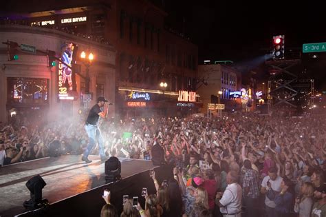 Luke Bryan Rocks 30,000 On Broadway | Nashville.com