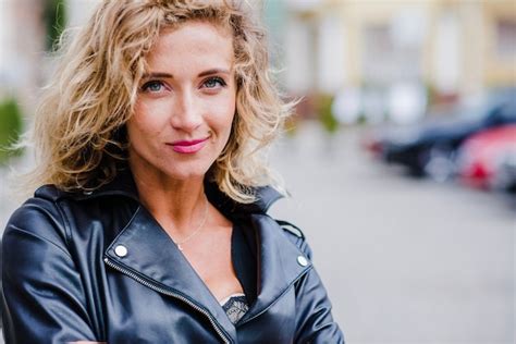 Blonde mädchen posiert draußen starrte Kostenlose Foto