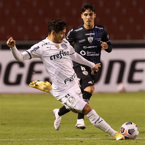 Raphael Veiga se aproxima de marca histórica pelo Palmeiras após hat trick