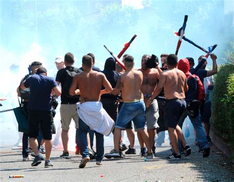 Brescia Cagliari Scontri Tra Ultras Arrivano I Primi Daspo Dell Anno