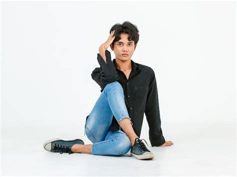 Foto de estúdio de recorte isolado retrato do jovem asiático lgbtq glamour gay modelo masculino